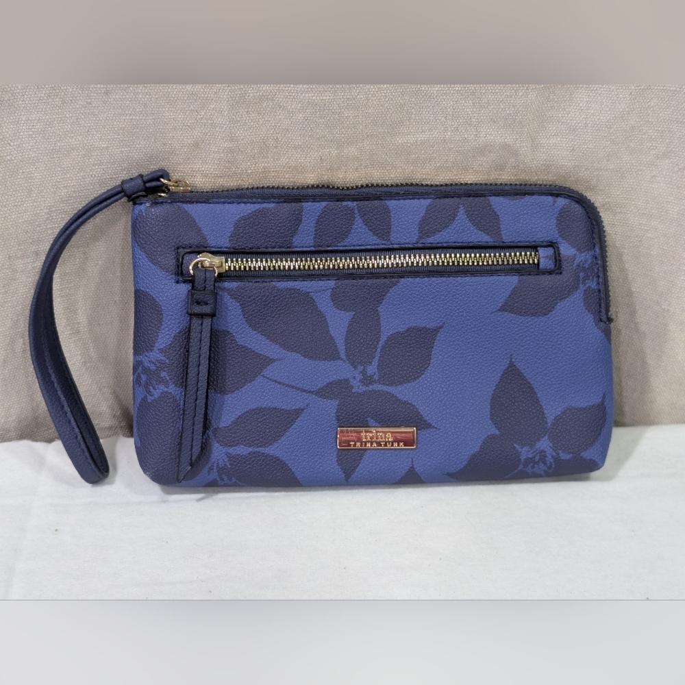 Trina Turk wristlet clutch blue floral print pebbled 9"x6" casual modern basic